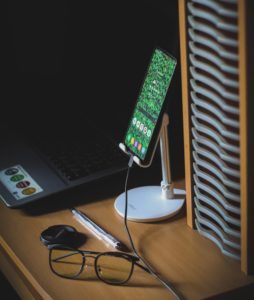 bureau avec support de téléphone