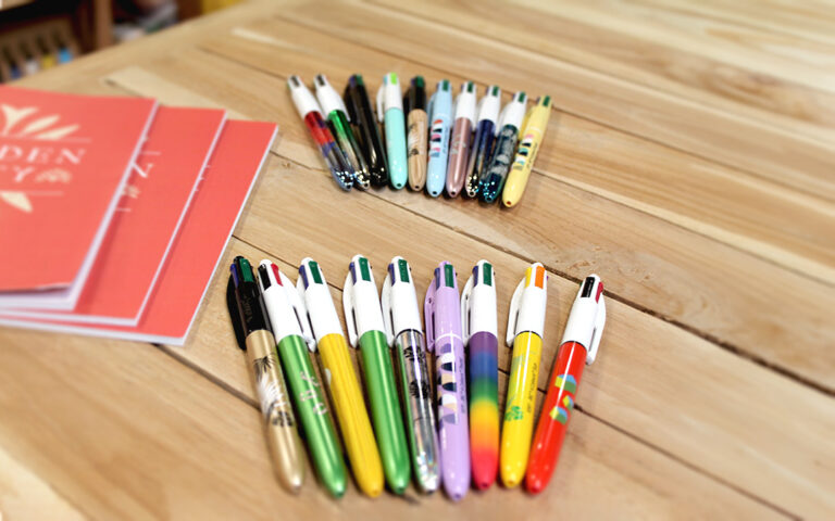 Le stylo 4 couleurs, c’est le stylo qui nous a suivi de la trousse d’école au pot à crayon de notre ...