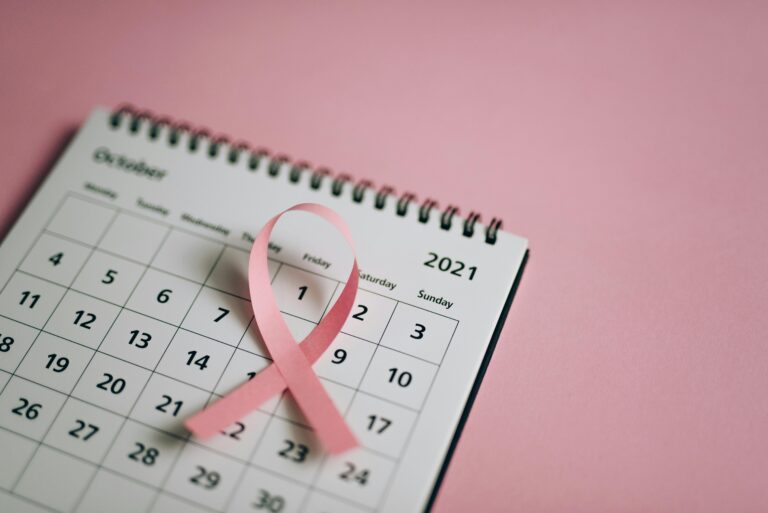Octobre Rose est le mois dédié à la sensibilisation du cancer du sein. Il mobilise des millions de p...